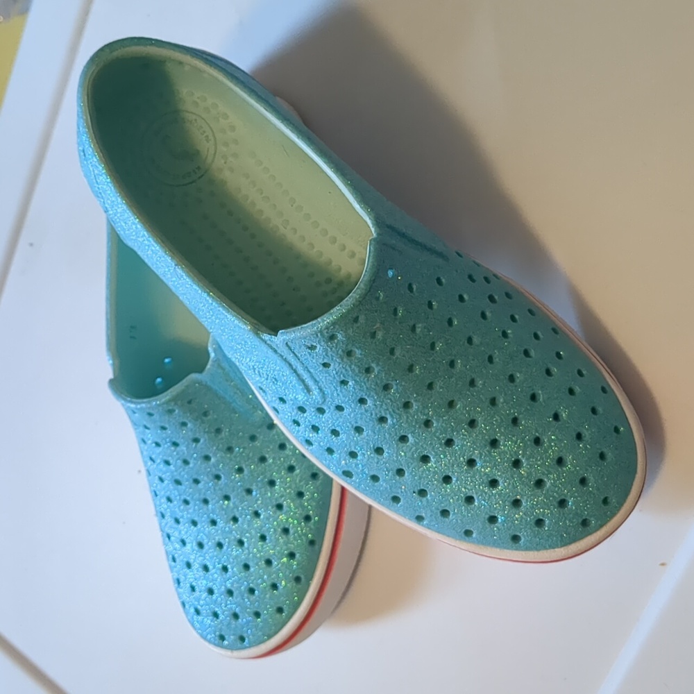 Native Kid's Sparkly Teal Shoes Size J3
